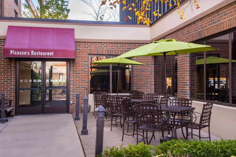 HOLIDAY INN HOTEL & SUITES WARREN in Waren, Mi