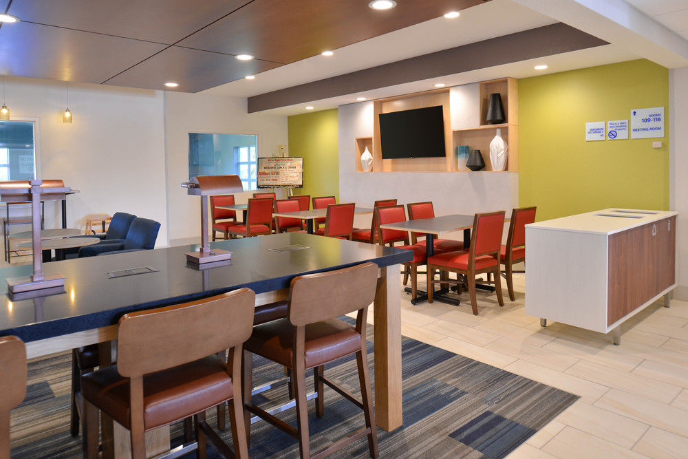HOLIDAY INN EXPRESS & SUITES STEVENS POINT in Stivens Point