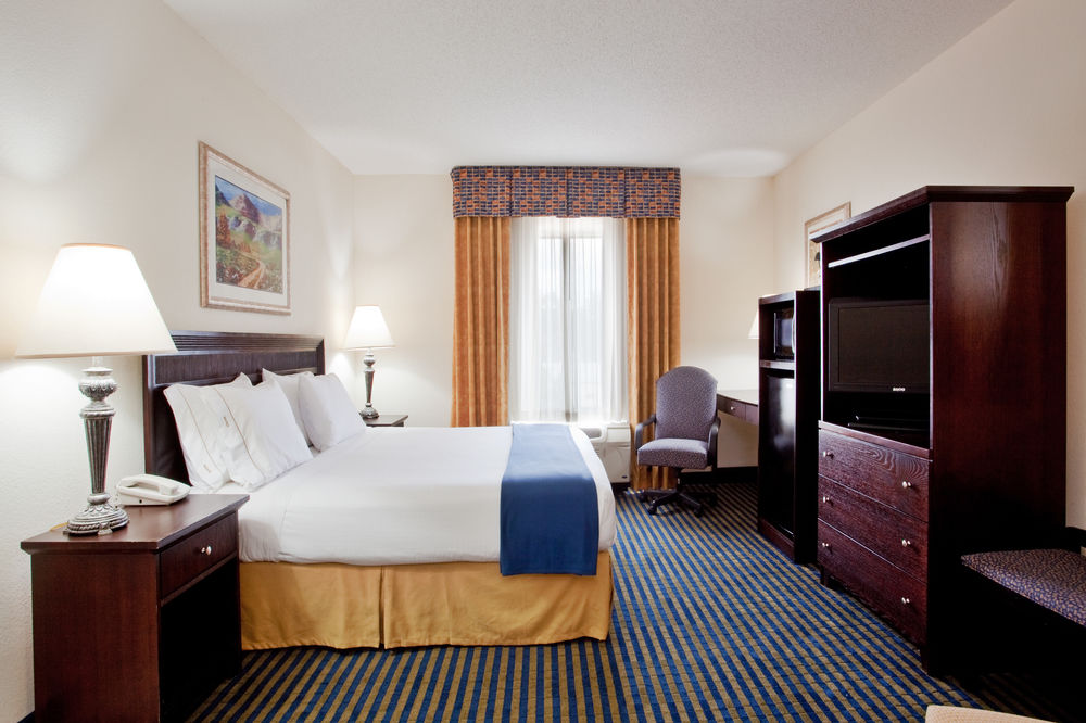 HOLIDAY INN EXPRESS HOTEL & SUITES CHESAPEAKE in Cheasepake, Va