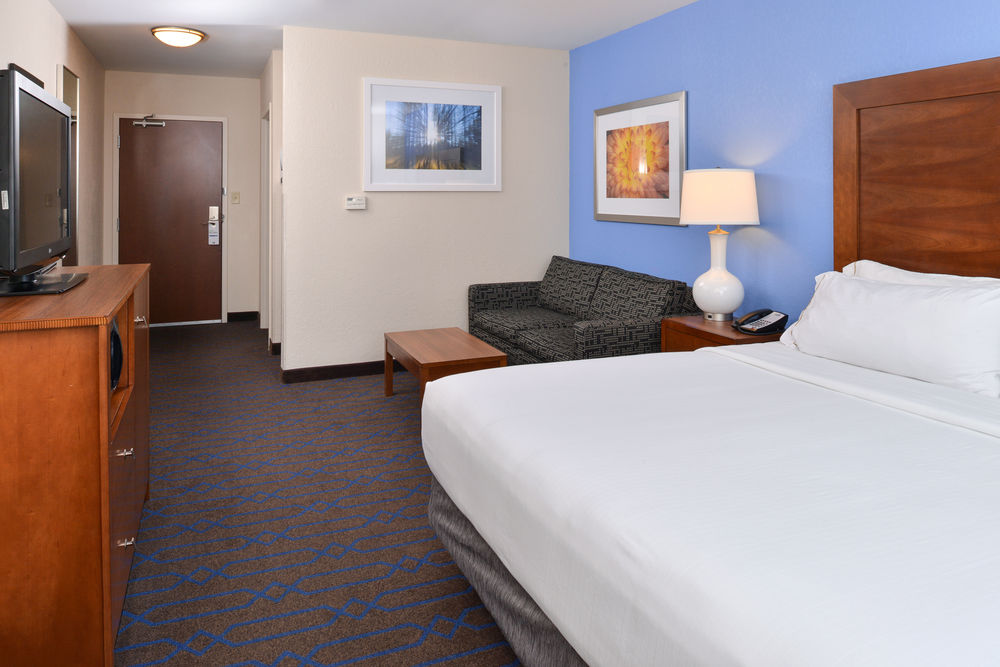 HOLIDAY INN EXPRESS HOTEL & SUITES TERRE HAUTE in Terre Haute, In