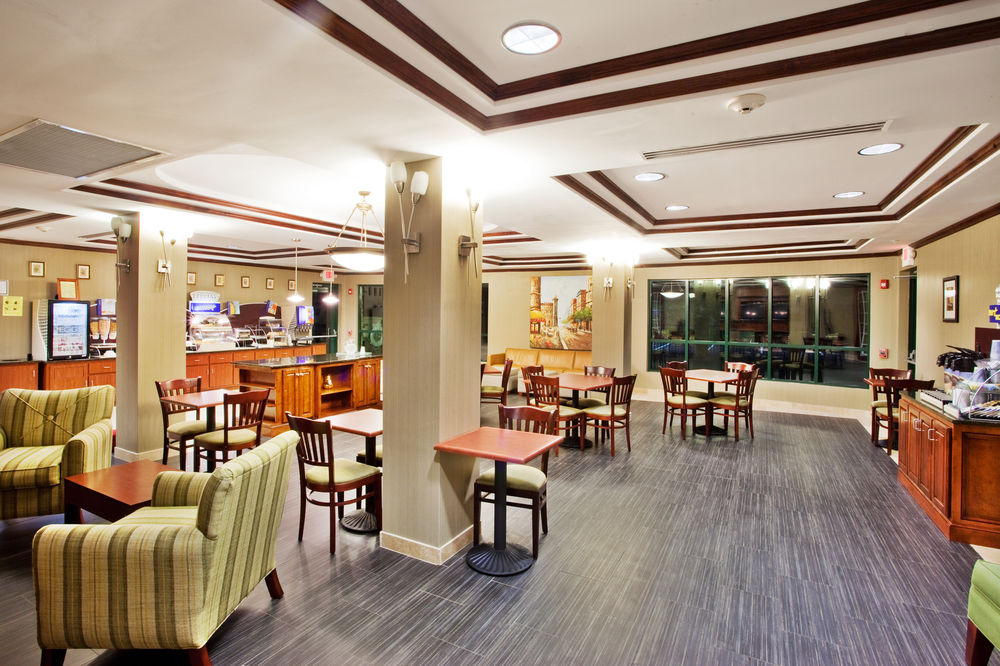 HOLIDAY INN EXPRESS HOTEL & SUITES MACON-WEST in Macon, Ga