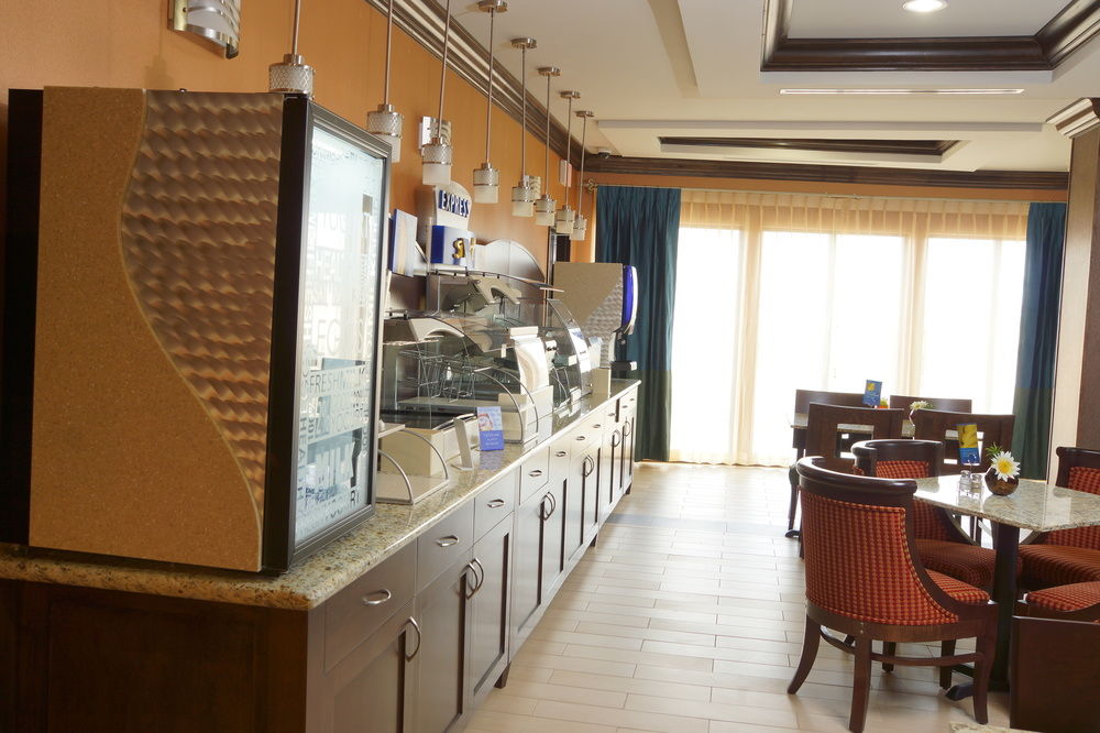 HOLIDAY INN EXPRESS & SUITES SAN ANTONIO SE BY AT&T CENTER in San Antonio,Tx