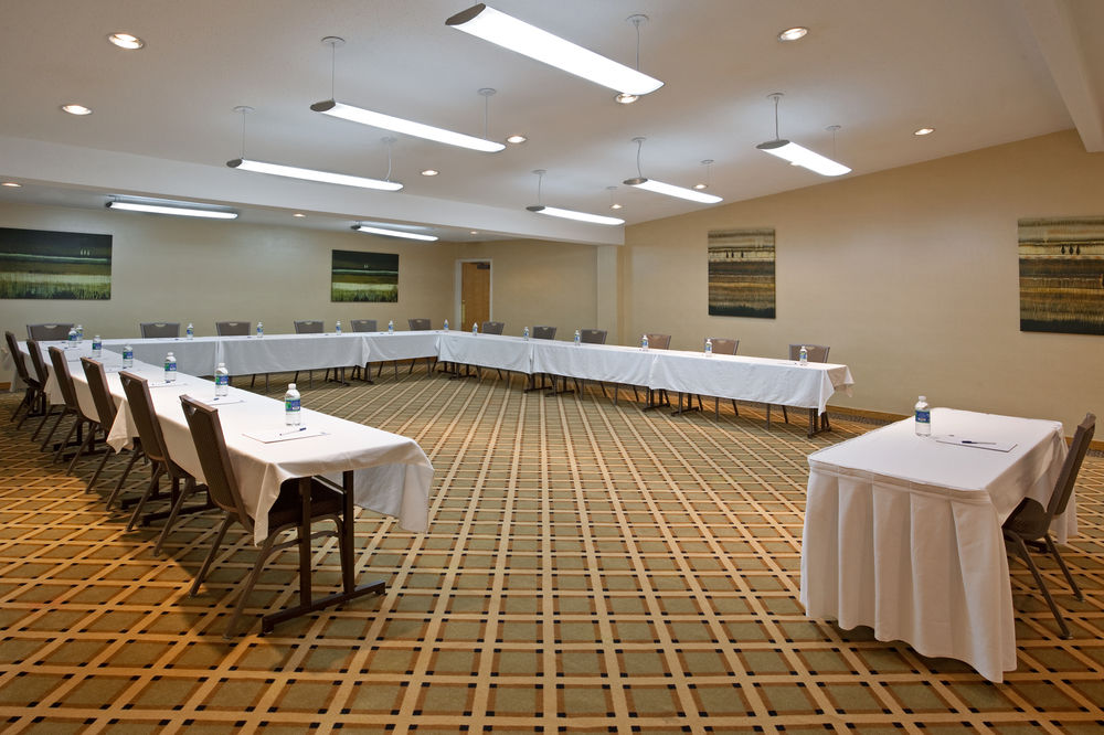 HOLIDAY INN EXPRESS DETROIT-WARREN (GM TECH CTR) in Waren, Mi