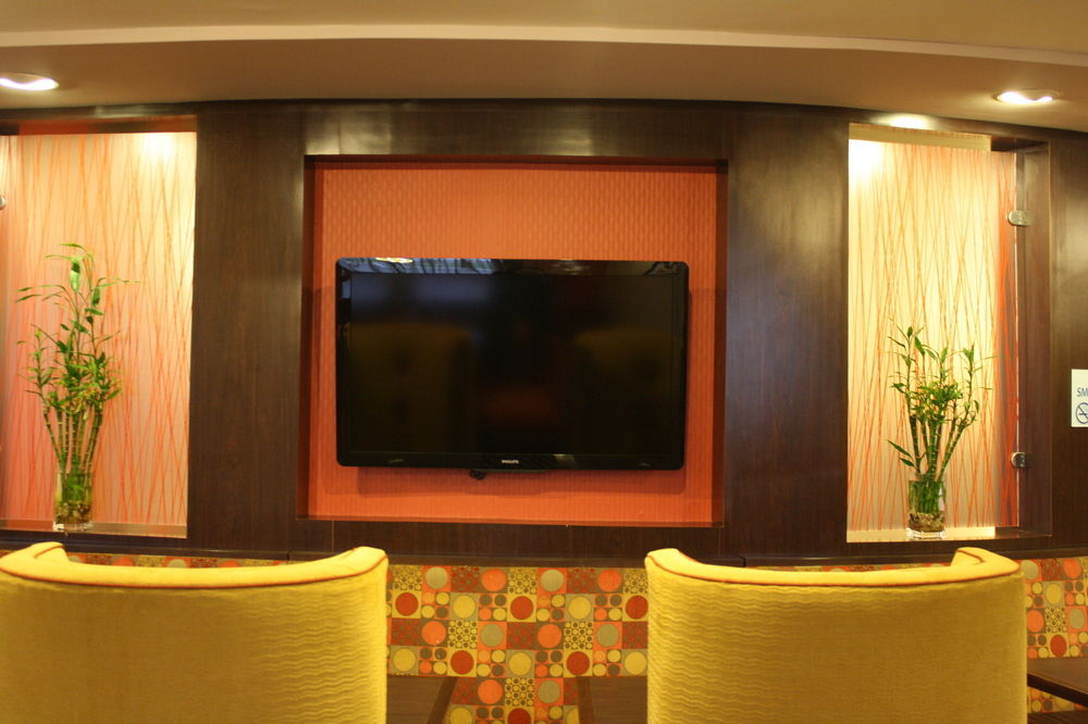 HOLIDAY INN EXPRESS TOLEDO NORTH in Toledo, Oh