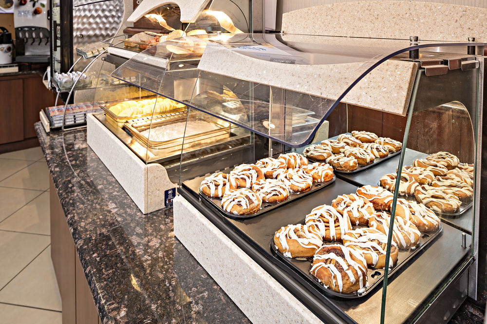HOLIDAY INN EXPRESS & SUITES MANCHESTER-AIRPORT in Manchester