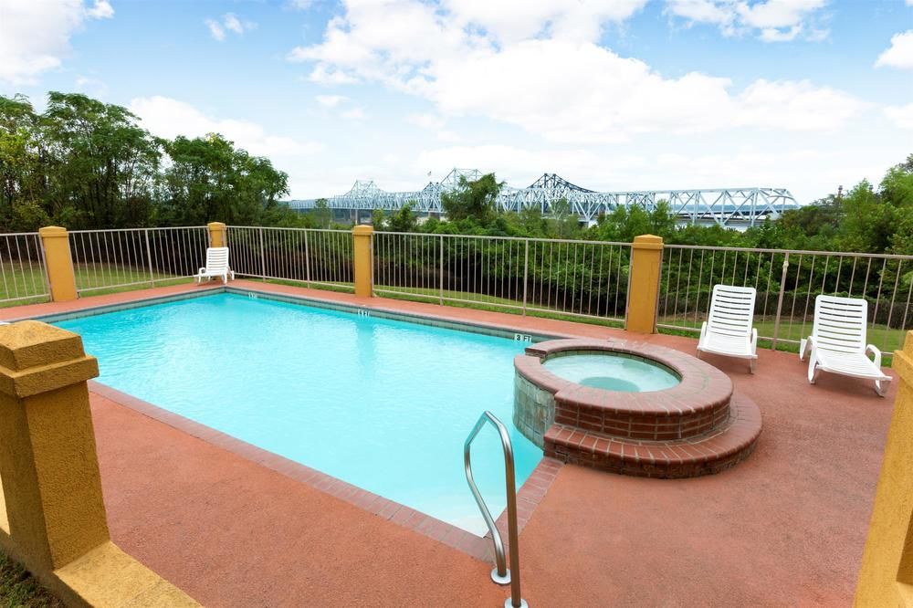 DAYS INN & SUITES BY WYNDHAM VICKSBURG in Vicksburg, Ms