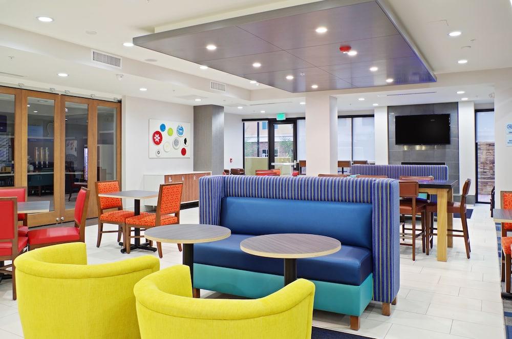 HOLIDAY INN EXPRESS & SUITES PHOENIX NORTH - SCOTTSDALE in Phoenix, Az