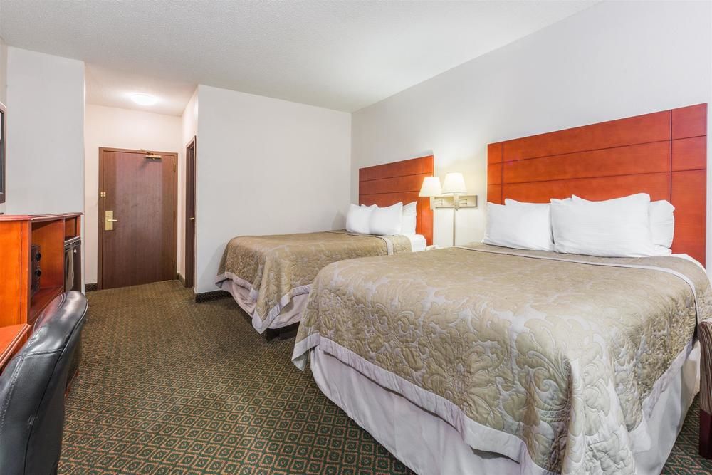 SUPER 8 BY WYNDHAM ST CHARLES in Saint Charles, Mo
