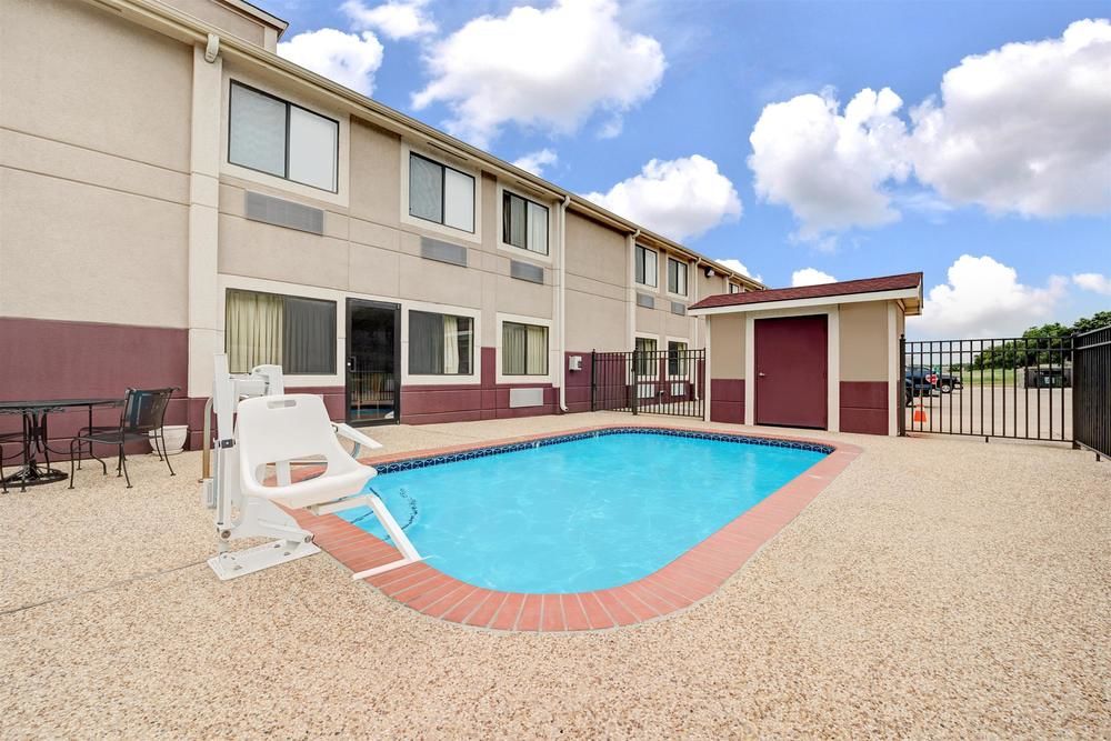 SUPER 8 BY WYNDHAM WAXAHACHIE TX in Waxahachie Tx
