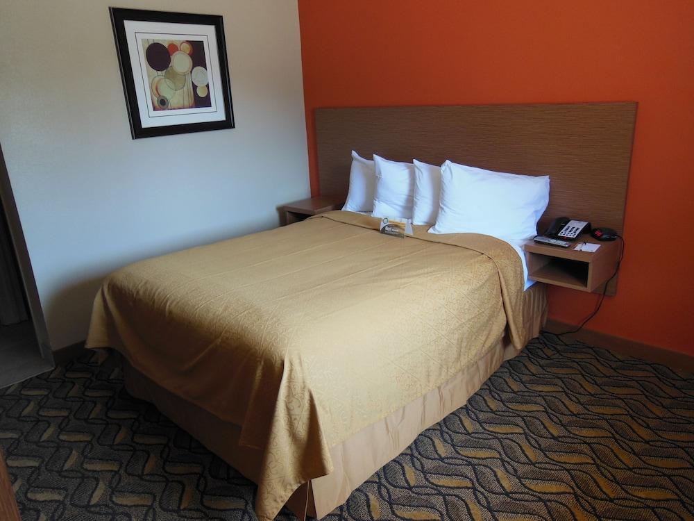 DAYS INN & SUITES BY WYNDHAM ARLINGTON NEAR SIX FLAGS in Arlington-Tx (Us)