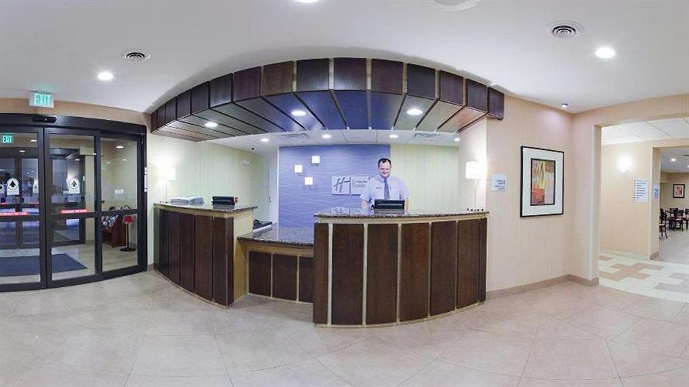HOLIDAY INN EXPRESS & SUITES LINCOLN AIRPORT in Lincoln, Ne