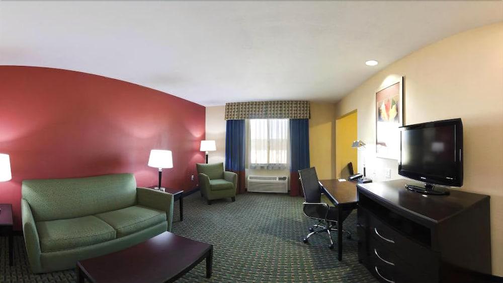 HOLIDAY INN EXPRESS & SUITES LUBBOCK WEST in Lubbock, Tx