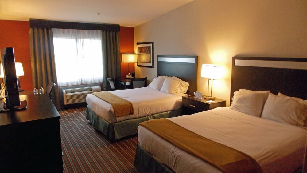 HOLIDAY INN EXPRESS BAKERSFIELD in Bakersfield