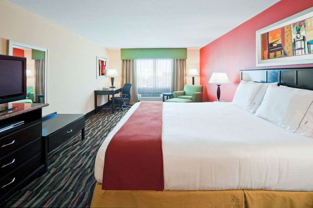 HOLIDAY INN EXPRESS & SUITES FT. LAUDERDALE AIRPORT/CRUISE in Fort Lauderdale, Fl