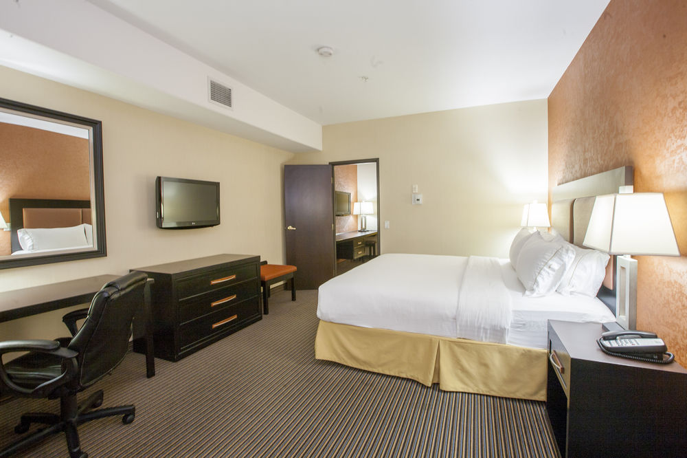 HOLIDAY INN EXPRESS & SUITES AIRPORT in Calgary