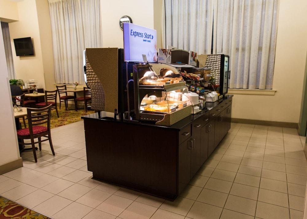 HOLIDAY INN EXPRESS BALTIMORE-DOWNTOWN in Baltimore, Md