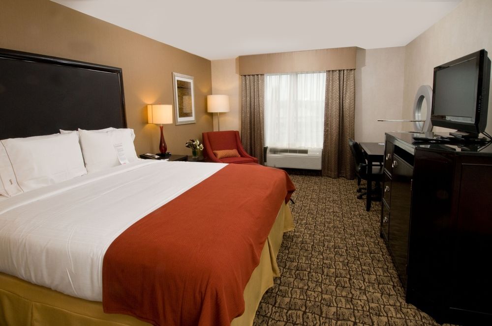 HOLIDAY INN EXPRESS & SUITES ALEXANDRIA - FORT BELVOIR in Alexandria, Va