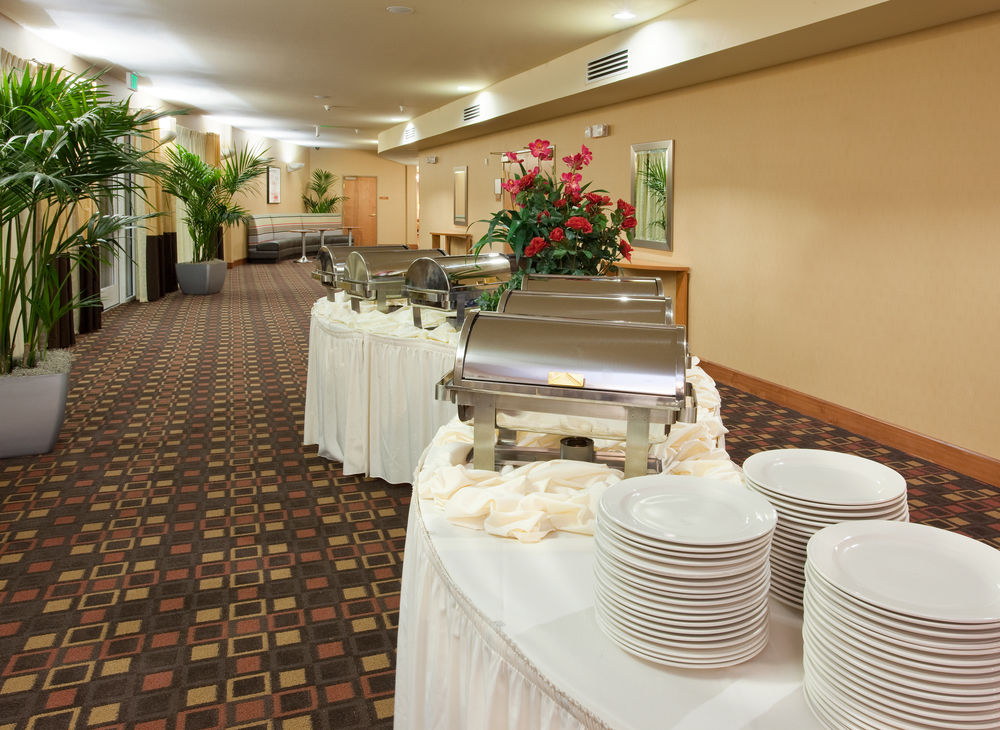 HOLIDAY INN & SUITES OAKLAND - AIRPORT in Oakland, Ca