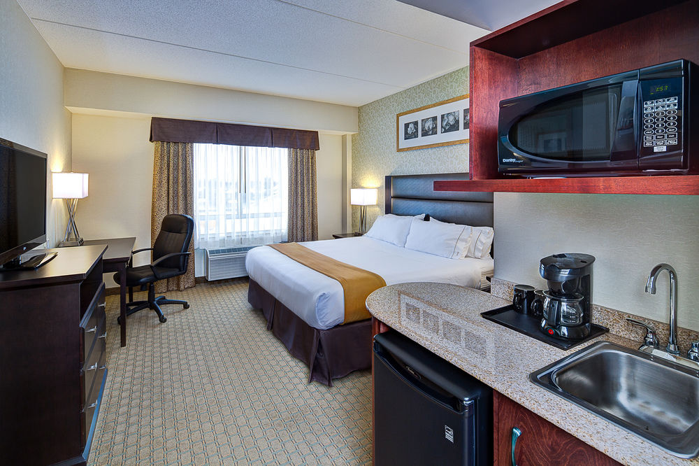 HOLIDAY INN EXPRESS HOTEL & SUITES OTTAWA AIRPORT in Ottawa, On