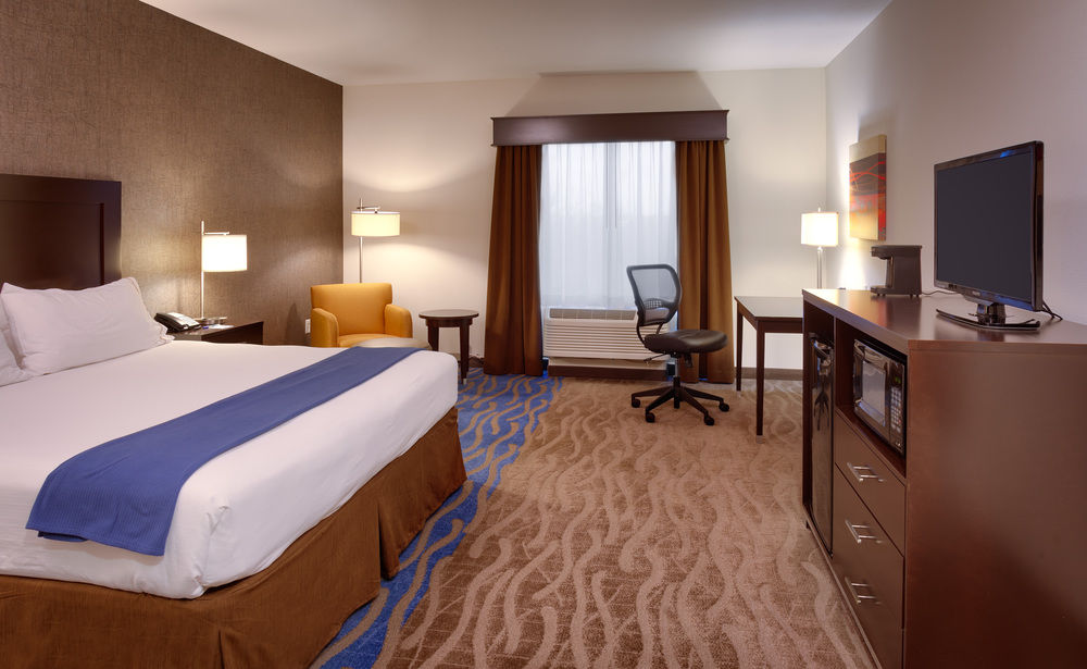 HOLIDAY INN EXPRESS & SUITES OVERLAND PARK in Overland Park, Ks