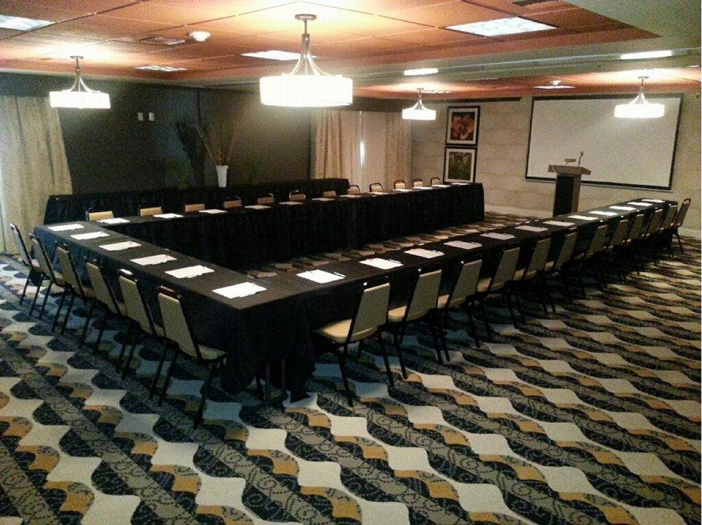 HOLIDAY INN EXPRESS & SUITES HUNTSVILLE AIRPORT in Huntsville, Al
