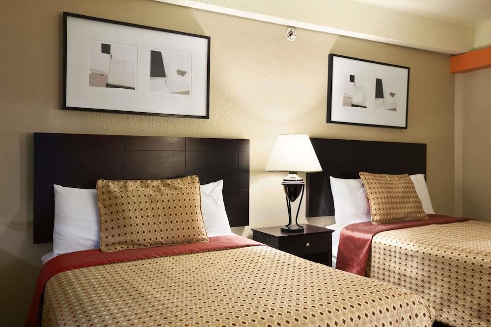 DAYS INN BY WYNDHAM DENVER DOWNTOWN in Denver