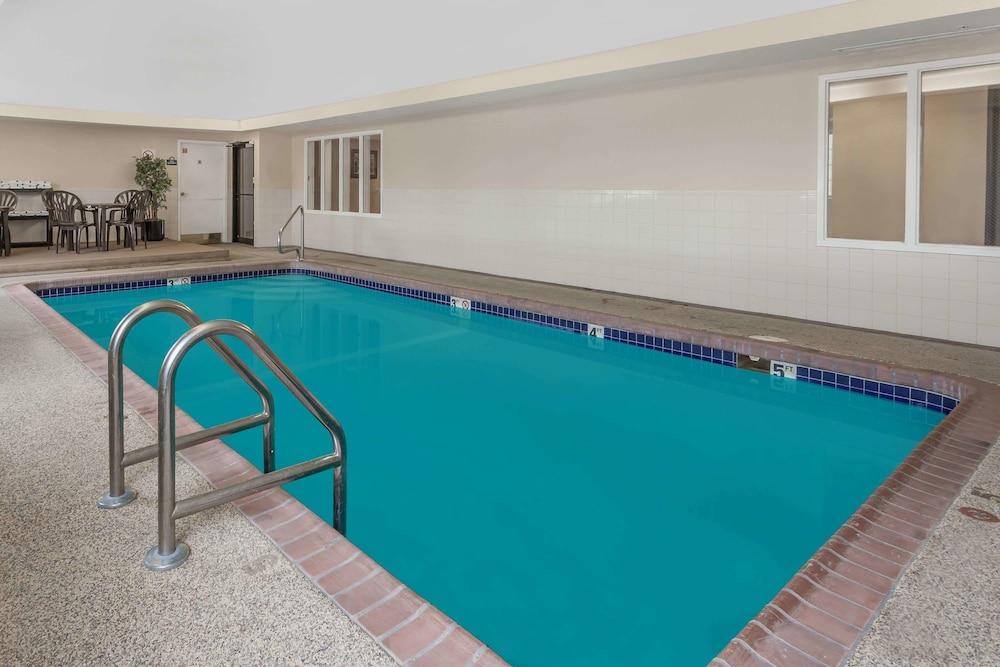 DAYS INN BY WYNDHAM NEAR KANSAS SPEEDWAY in Kansas City, Ks