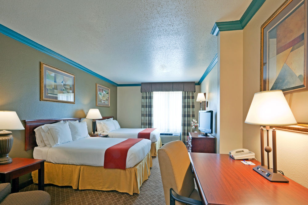 HOLIDAY INN EXPRESS & SUITES AUSTIN NORTH CENTRAL in Austin, Tx