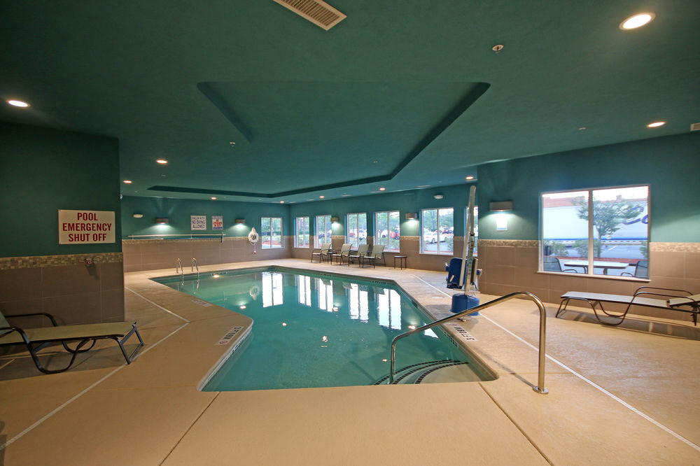 HOLIDAY INN EXPRESS & SUITES CHARLOTTE NORTH in Charlotte