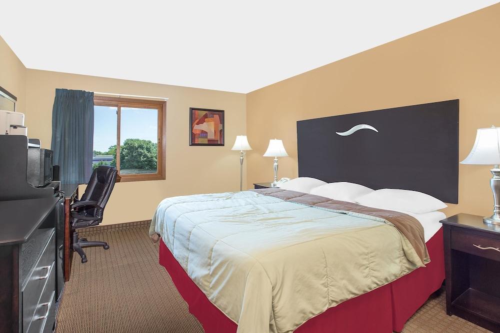 SUPER 8 BY WYNDHAM SHEBOYGAN WI in Seboygan