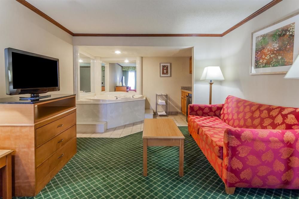 DAYS INN & SUITES BY WYNDHAM WARREN in Waren, Mi