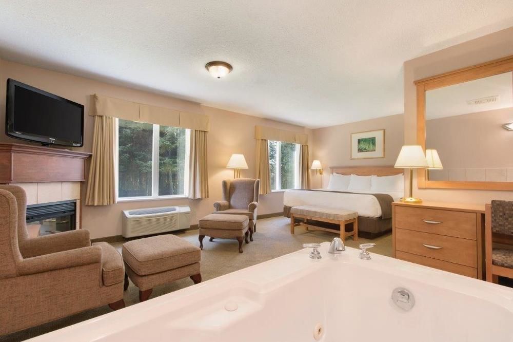 DAYS INN & SUITES BY WYNDHAM THUNDER BAY in Thunder Bay, On