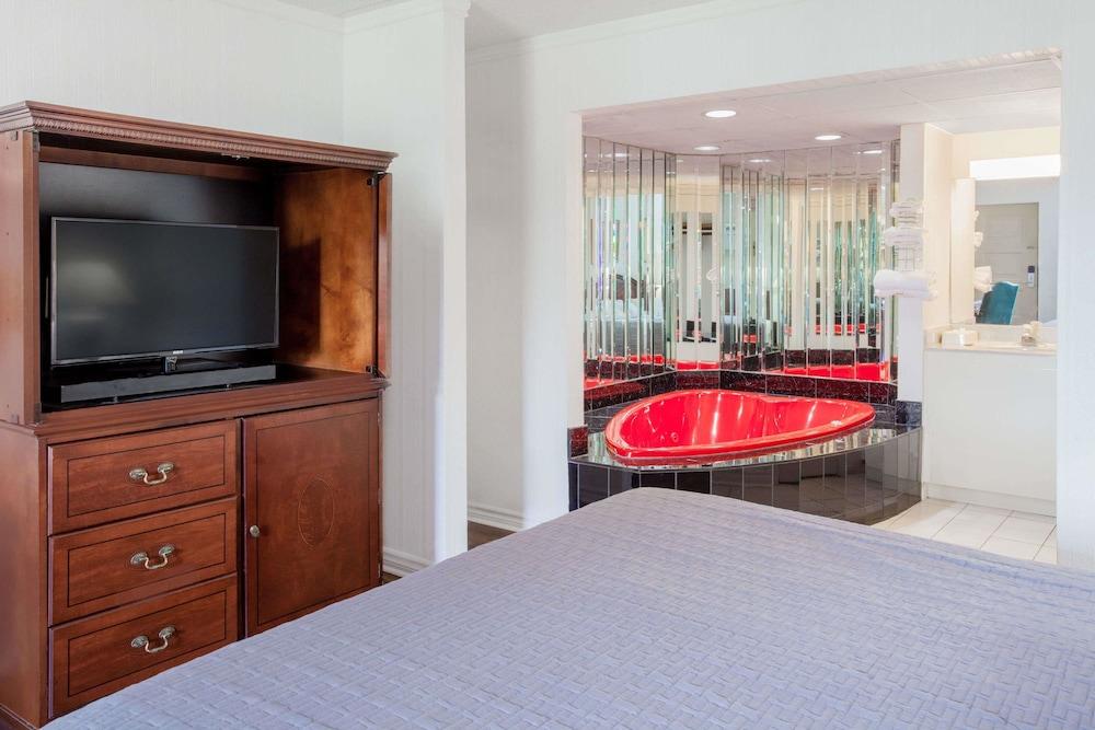 HOWARD JOHNSON BY WYNDHAM NIAGARA FALLS in Nniagara Falls