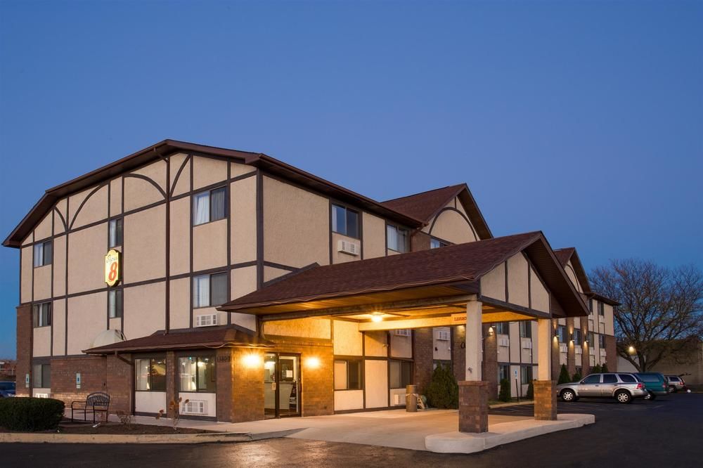 Super 8 by Wyndham Woodstock in Chicago