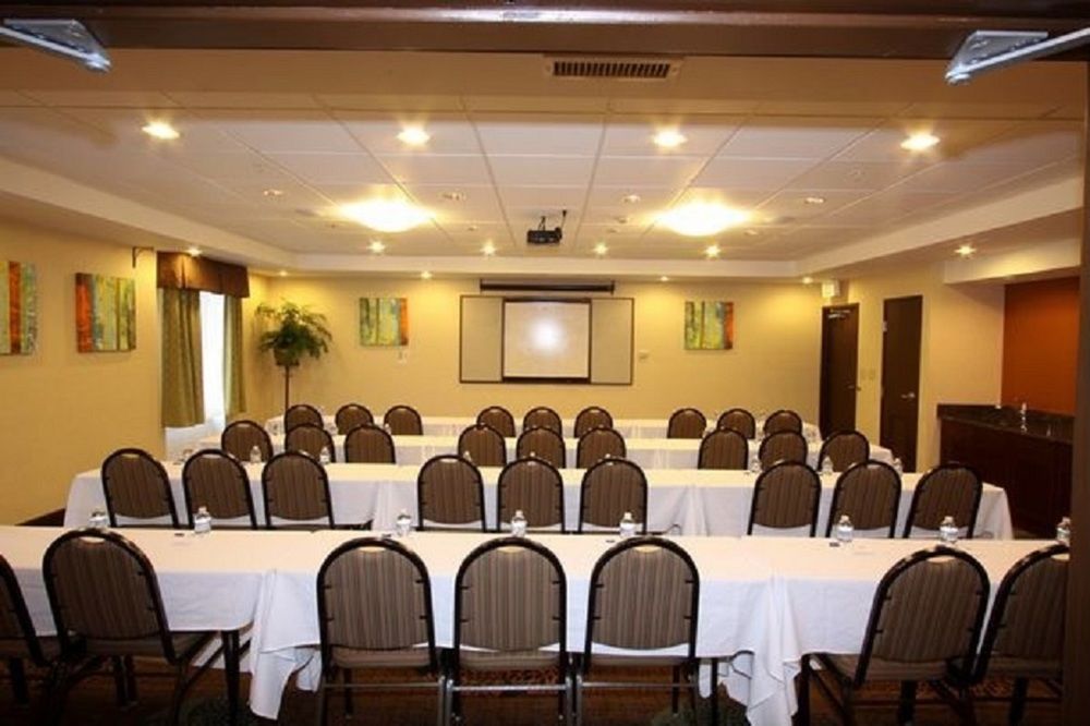 HOLIDAY INN EXPRESS HOTEL & SUITES CHICAGO-ALGONQUIN in Chicago