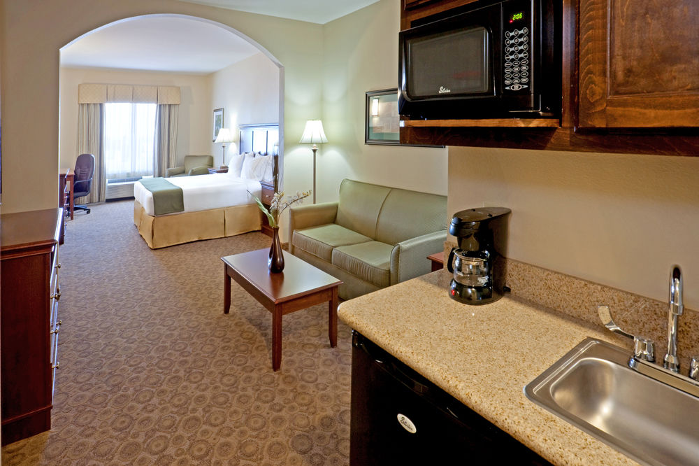 HOLIDAY INN EXPRESS HOTEL & SUITES CEDAR HILL in Dallas, Tx