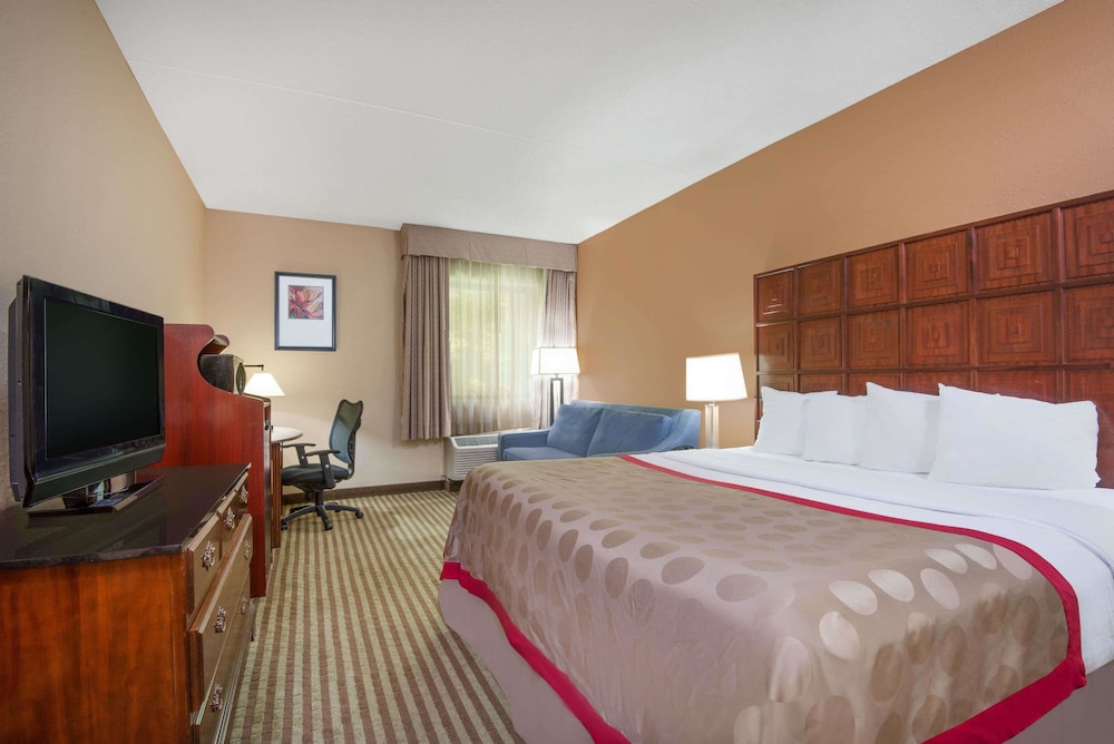 RAMADA BY WYNDHAM COLUMBUS NORTH in Columbus