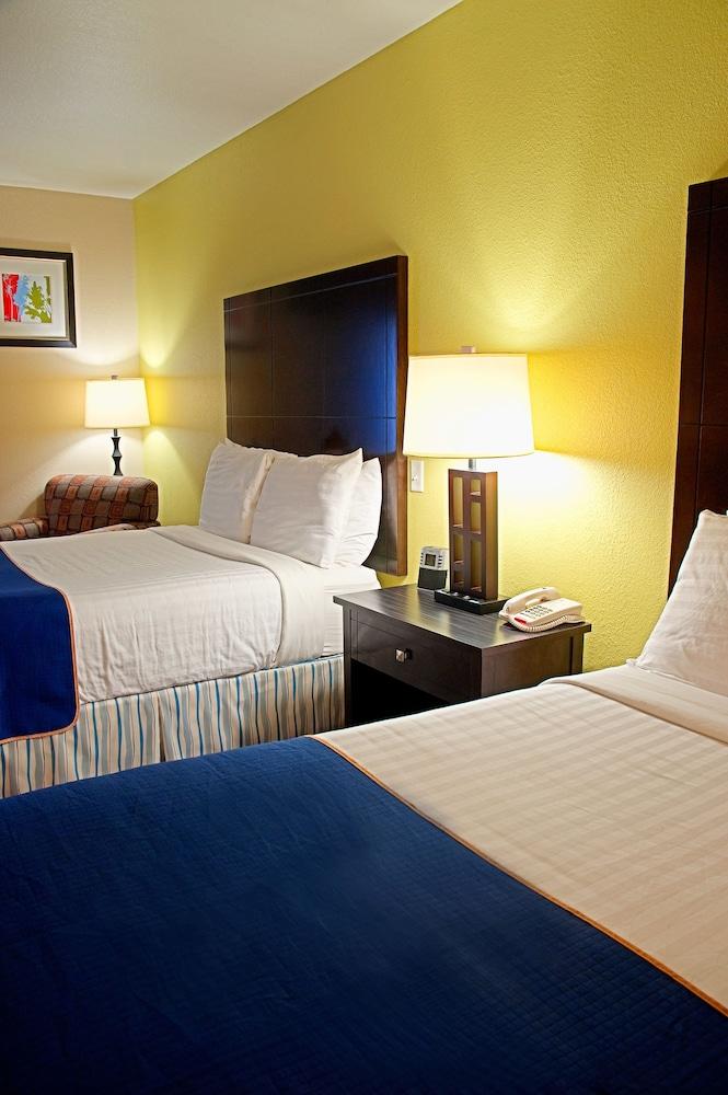 Super 8 by Wyndham Irving/DFW Apt/North in Irving
