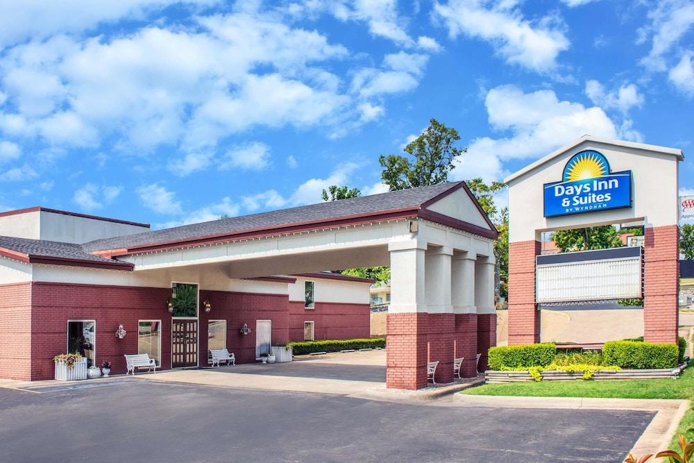 DAYS INN SUITES BY WYNDHAM BRANSON ENTERTAINMENT in Branson