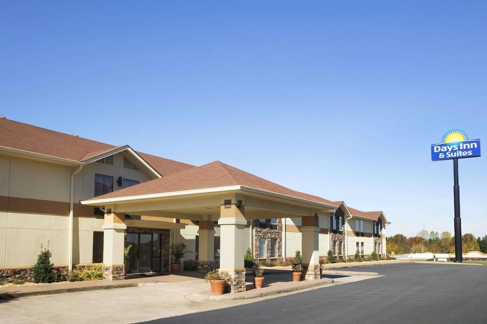 Days Inn & Suites by Wyndham Commerce in Commerce, Ga