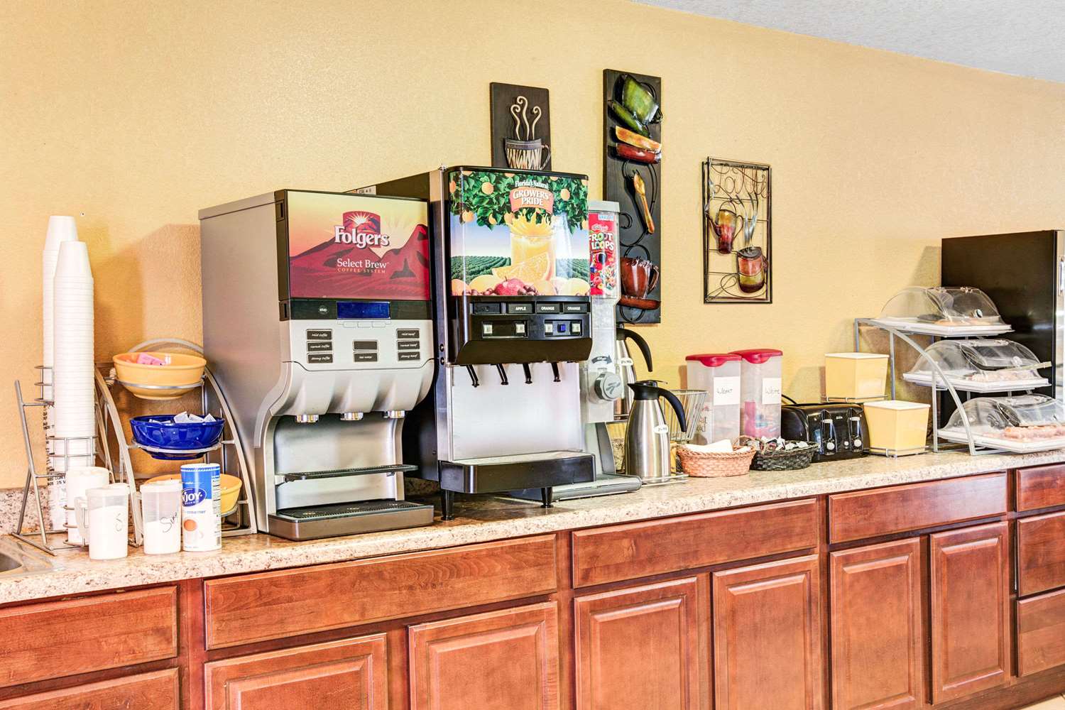 Days Inn & Suites by Wyndham Downtown Gatlinburg Parkway in Gatlinburg, Tn