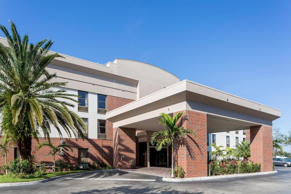 Days Inn & Suites by Wyndham Fort Myers Near JetBlue Park in Fort Myers