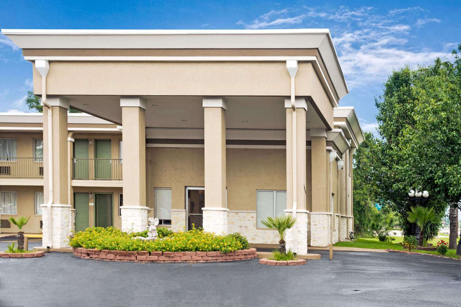 Days Inn by Wyndham Shenandoah in Shenandoah, Tx