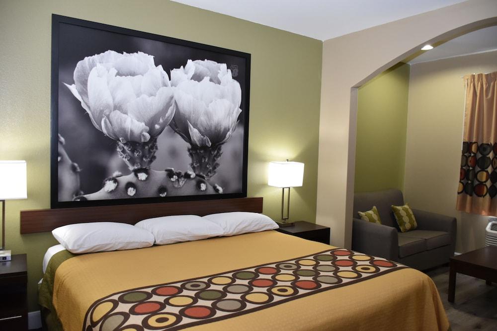 Super 8 by Wyndham Beaumont South / I-10 & Walden Rd in Beaumont, Tx