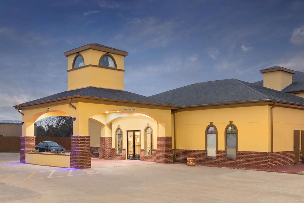 Super 8 by Wyndham Bay City in Bay City, Tx