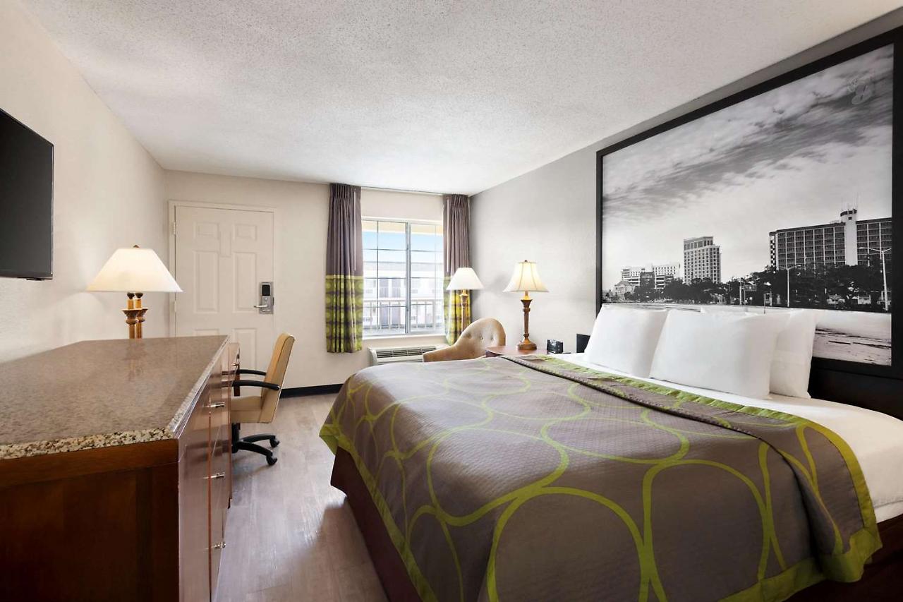 Super 8 by Wyndham Gulfport Airport NW/Near Biloxi in Gulfport, Ms