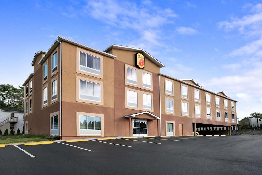 Super 8 by Wyndham Hershey Chocolate Avenue in Hershey, Pa