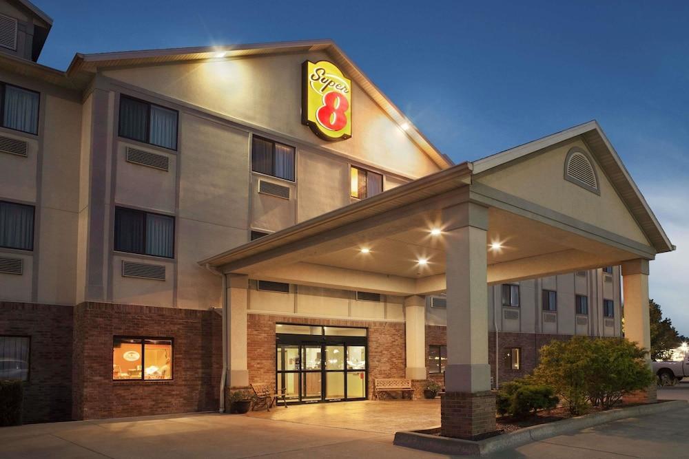 Super 8 by Wyndham Perryville in Perryville, Mo