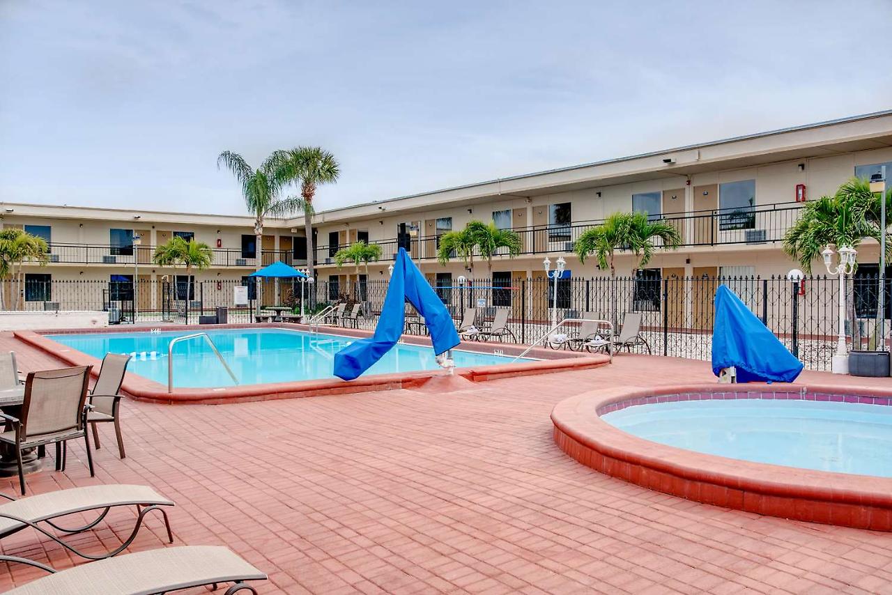 Super 8 by Wyndham St. Petersburg in St. Petersburg