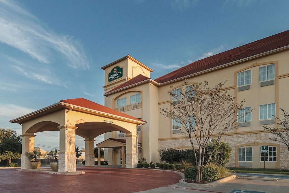 La Quinta Inn & Suites by Wyndham Waxahachie in Waxahachie Tx